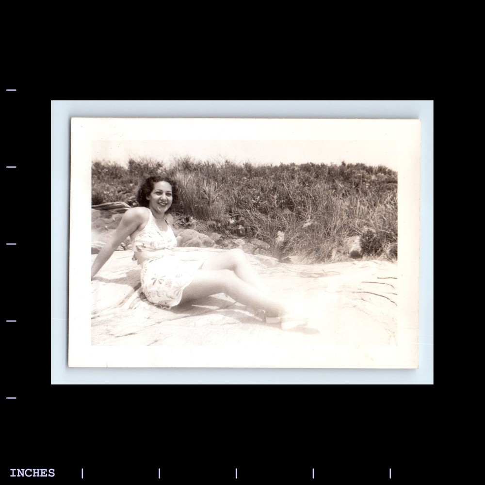 Old Vintage Photo LEGGY WOMAN SUNBATHING SEXY SWIMSUIT BEACH SCENE