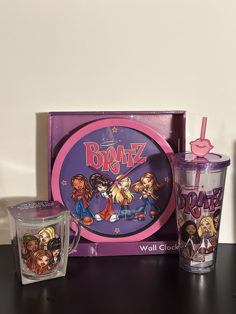 Bratz Analog Wall Clock New In Box with Bonus Accessories