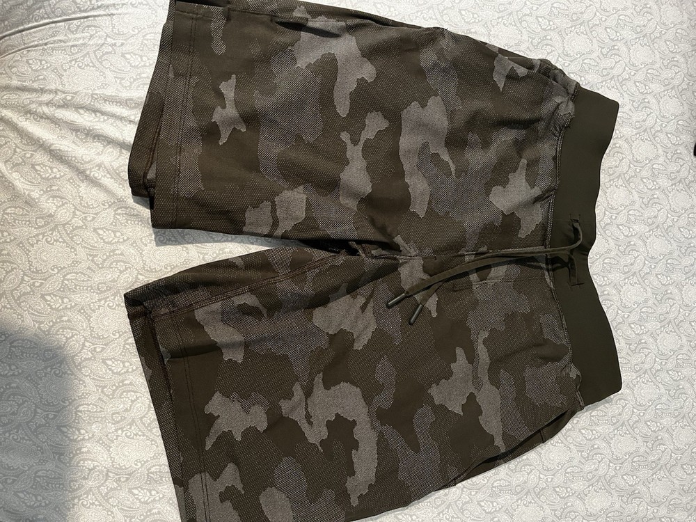Lululemon T.H.E. Short 9” Camo Men’s Medium Est Linerless Drawstring