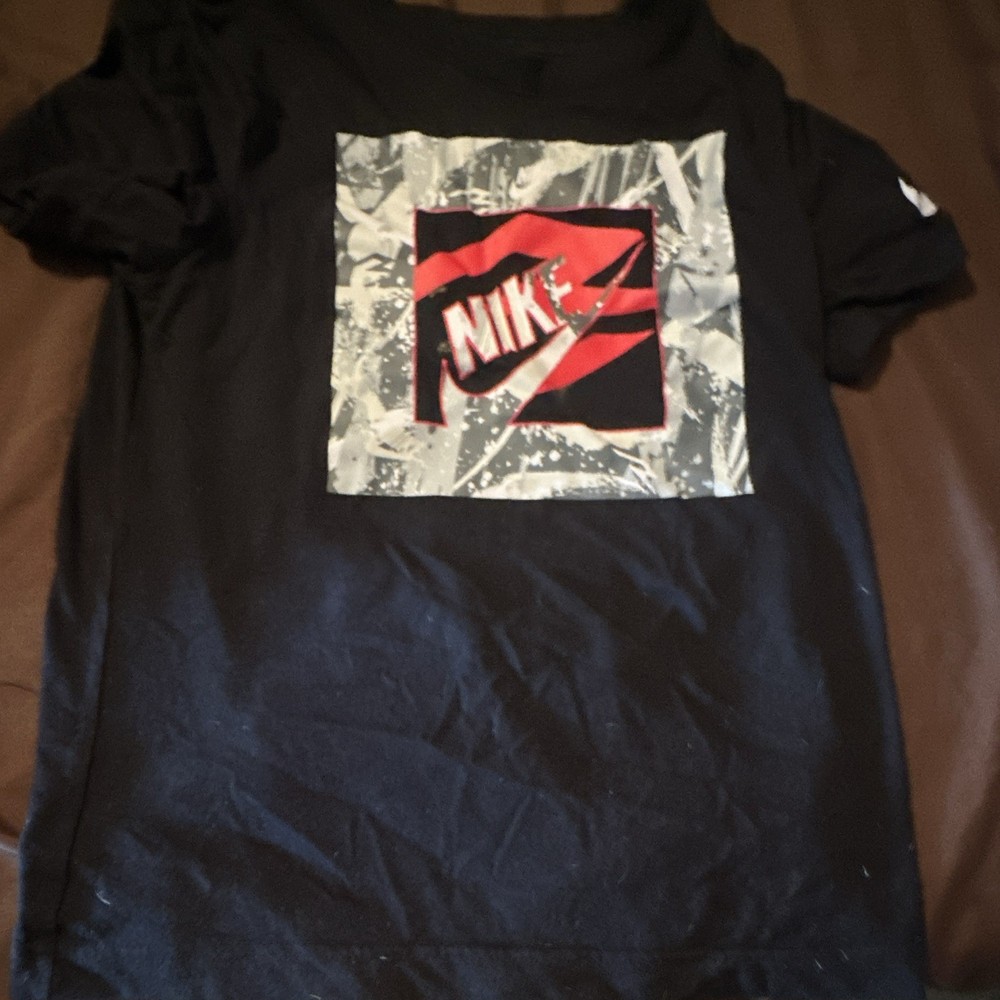 Nike Boys Size S Black Short Sleeve Graphic Print Logo Crew Neck T-Shirt