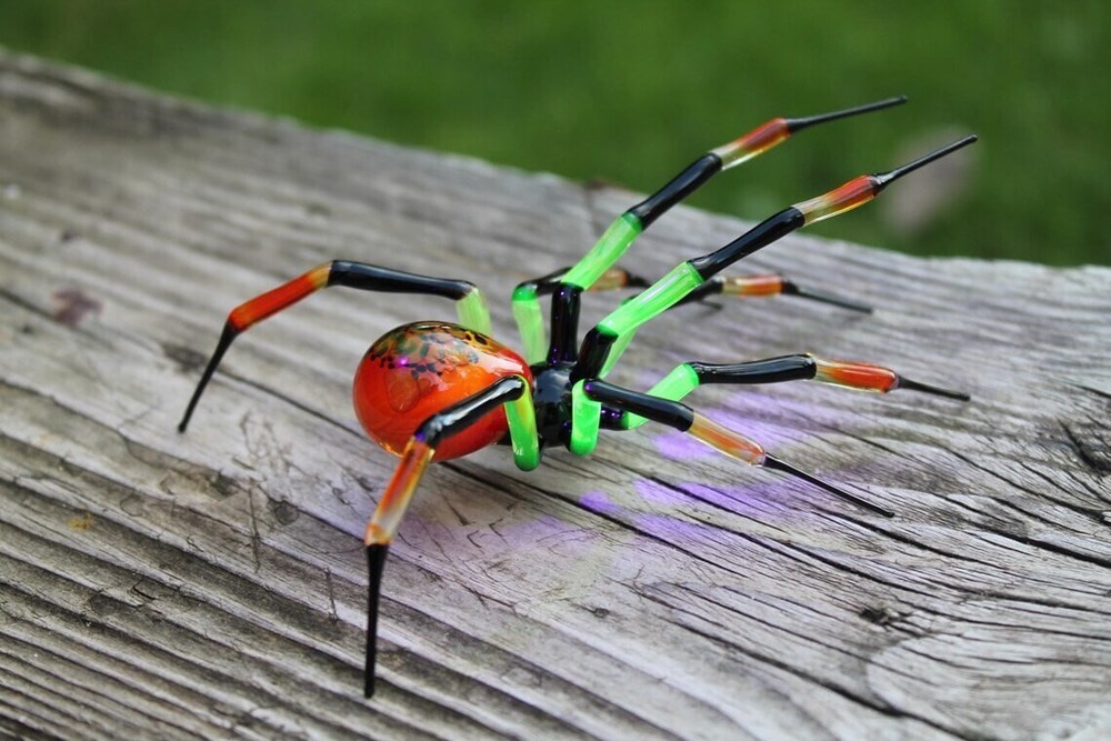 UV-Reactive Red Uranium Glass Spider Figurine Vaseline Glass Collectible