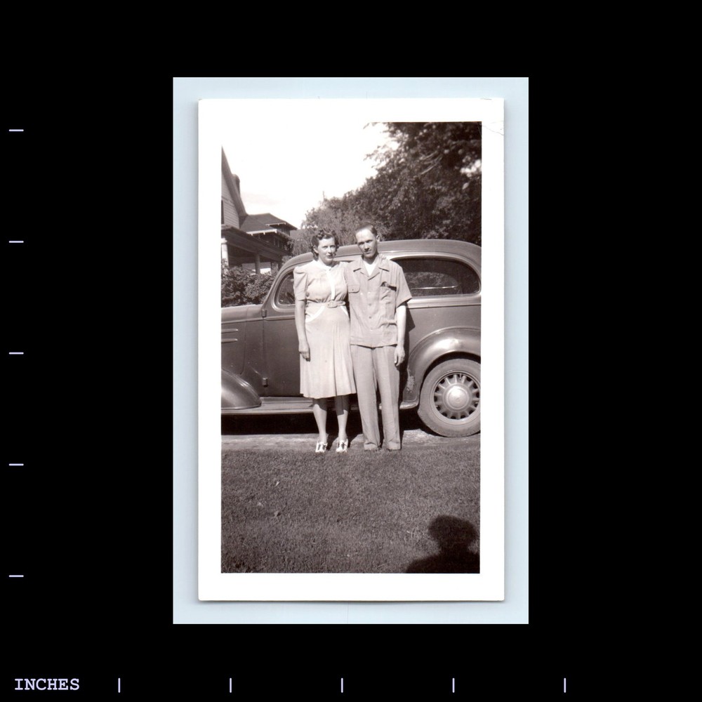 Vintage Photo MAN WOMAN COUPLE BY CLASSIC CAR