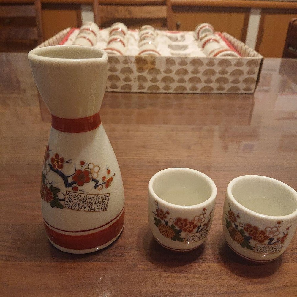 Tokkuri Choko Set of 3 Retro Showa Sake Cups Gold Decor Traditional Kutani Style
