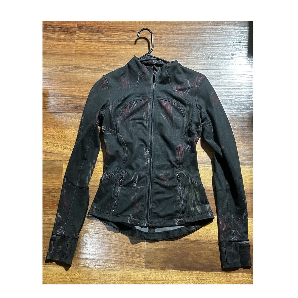 Lululemon Forme 2 Define Jacket Midnight iris floral Size 4 Great condition