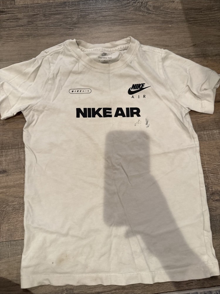 Boys Nike Graphic T-Shirt Size Medium