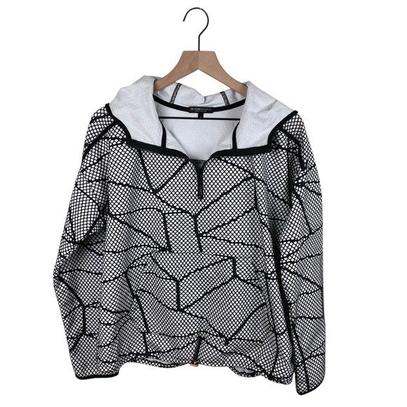 Beyond Yoga Chromatic Quarter Zip Windbreaker Hoodie Size Medium Black and White