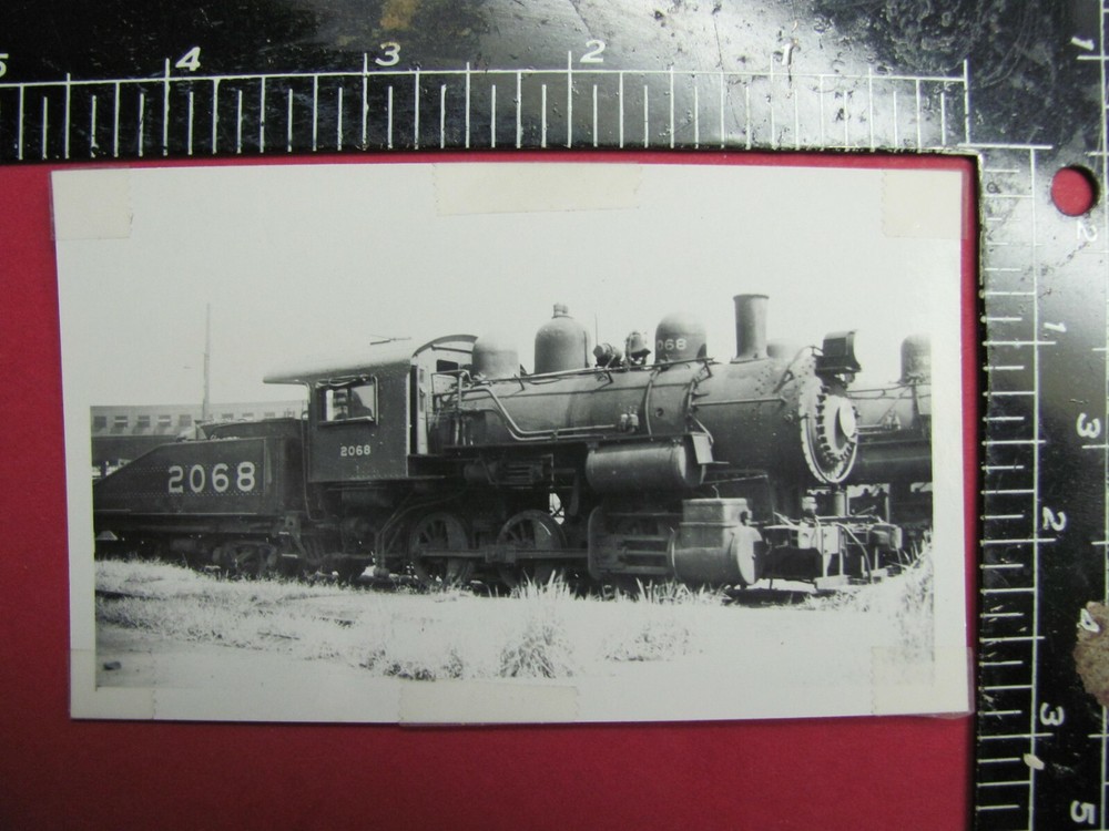 PHOTO of LOUISVILLE & NASHVILLE RAILROAD 0-6-0 LOCOMOTIVE #2068 BY ROUNDHOUSE