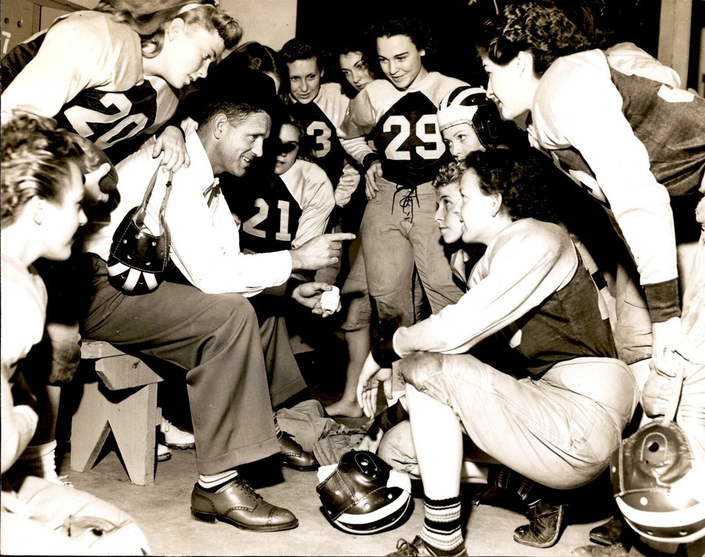 GA108 Orig Photo GIRLS FOOTBALL TEAM Locker Room Ladies Athletes Pep Talk Coach