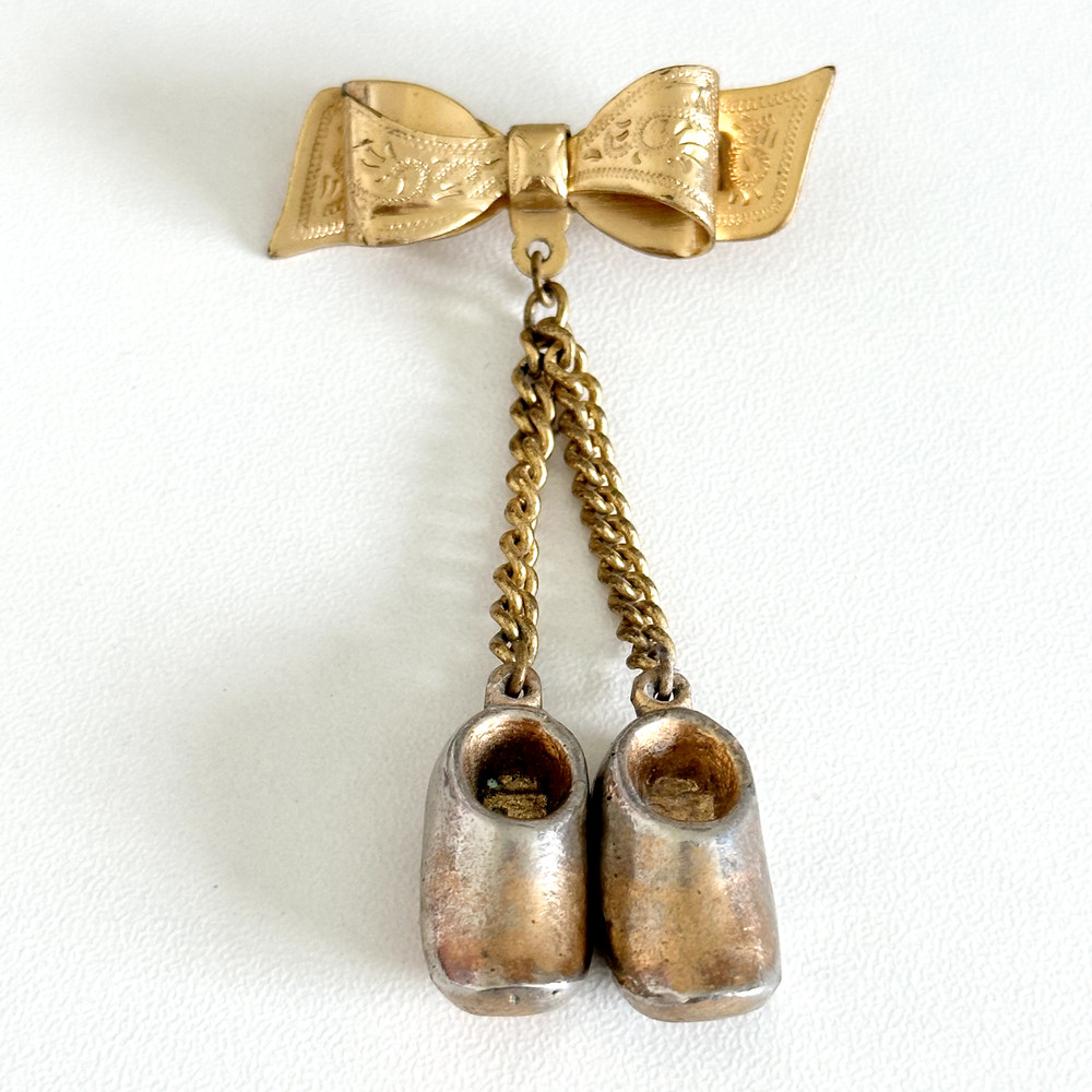 Vintage Coro Signed Gold Tone Bow Ribbon Dangle Dutch Shoes Brooch Pin