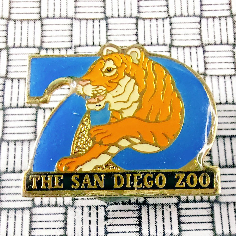 The San Diego Zoo California 70th Year 1986 Tiger Pin Badge 21mm x 25mm