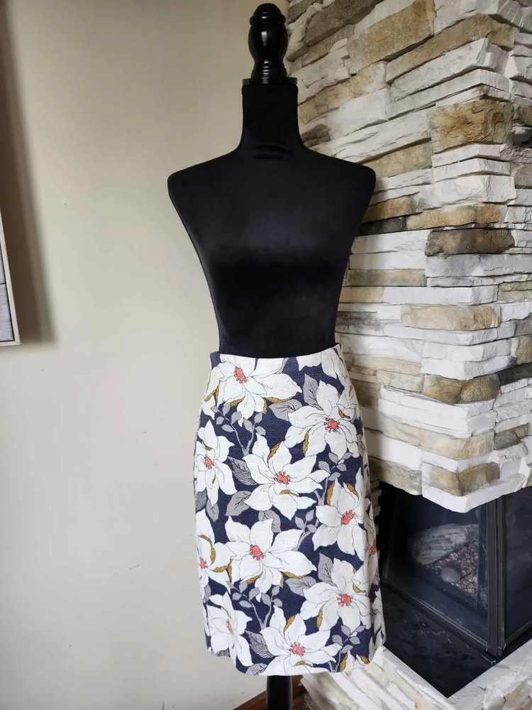 Ann Taylor Women's Blue, White, & Peach Floral Pattern Pencil Skirt Size: 2