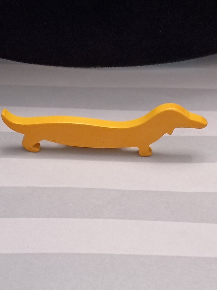 bakelite vintage yellow butterscotch wiener dog dachshund brooch pin