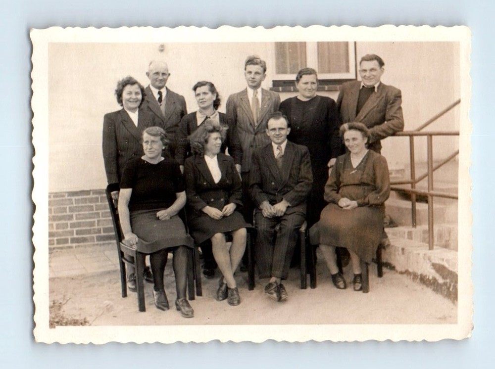 Old Vintage Photo MEN WOMEN GATHERED OUTSIDE BUILDING ORIGINAL SNAPSHOT