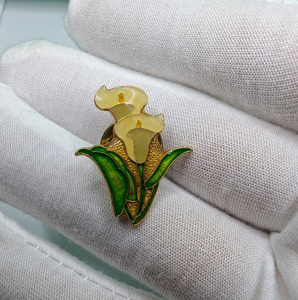 Vintage Enamel White Calla Lily Flower Gold Tone Floral Lapel Pin