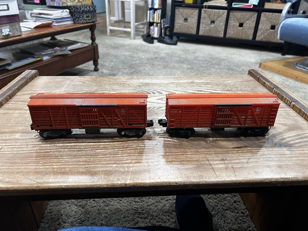 2 Lionel 3656 O Gauge Operating Cattle Cars For Parts Or Repairs