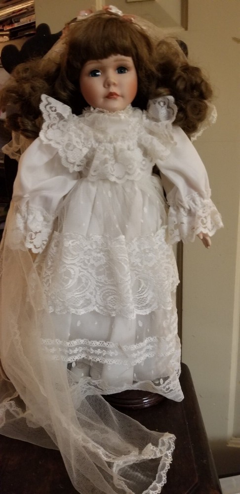 Seymour Mann Connoisseur Collection Porcelain Bride Doll Classic Beauty