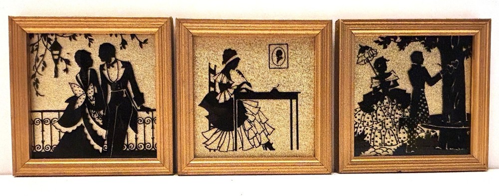 Juego de (3) siluetas pintadas sobre vidrio de 1933 que representan a una pareja victoriana