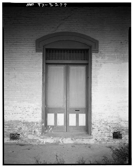 Photo:Texas 1900s Historic Brick Wall Double Door Archway HABS Photo