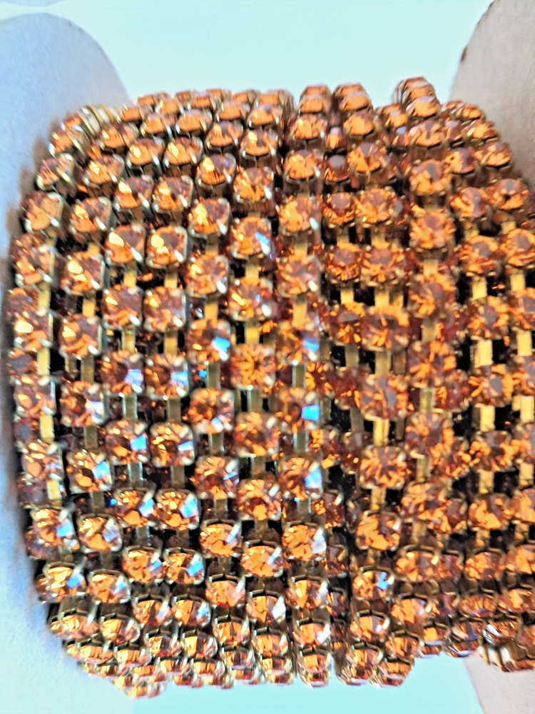 6 FEET SWAROVSKI RHINESTONE CHAIN,  32 PP , TOPAZ/BRASS  #1028