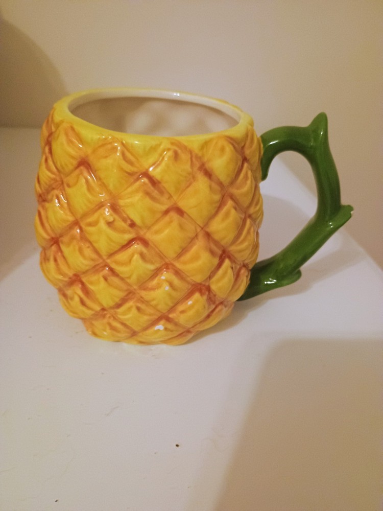 Pineapple Shaped Ceramic Mug – Tropical Tiki Style with Green HandleFun...
