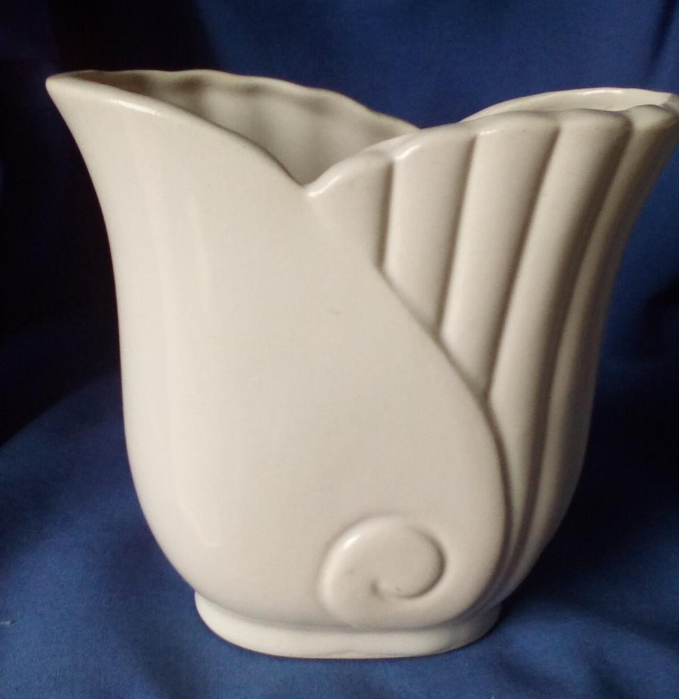 Vintage Shell Shaped Wall Pocket Cream Color Hang Or Sit Flat Mcm