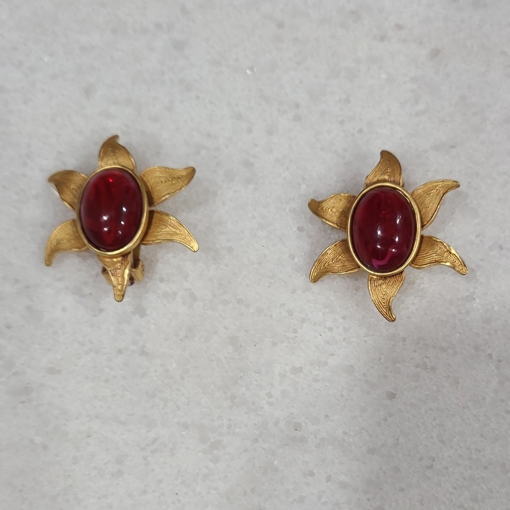 Kate Hines Vintage Flower Clip-On Earrings Gold Tone Red Oval Stones Signed