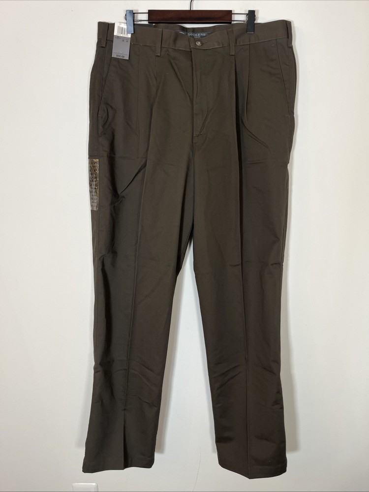 NWT Dockers Golf Tour Pants Mens 38x32 Brown Pleated 100% Cotton Chino