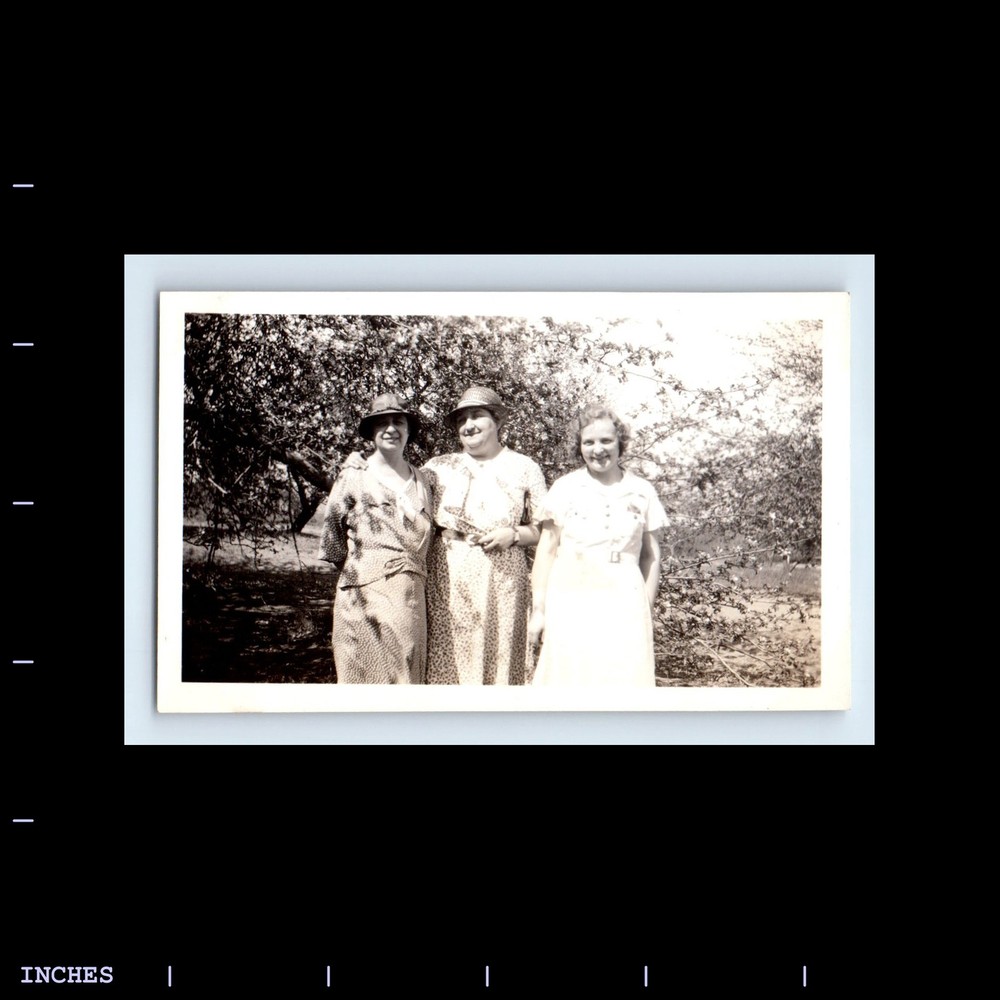 Vintage Photo AFFECTIONATE WOMEN THREE GRACES STANDING OUTSIDE
