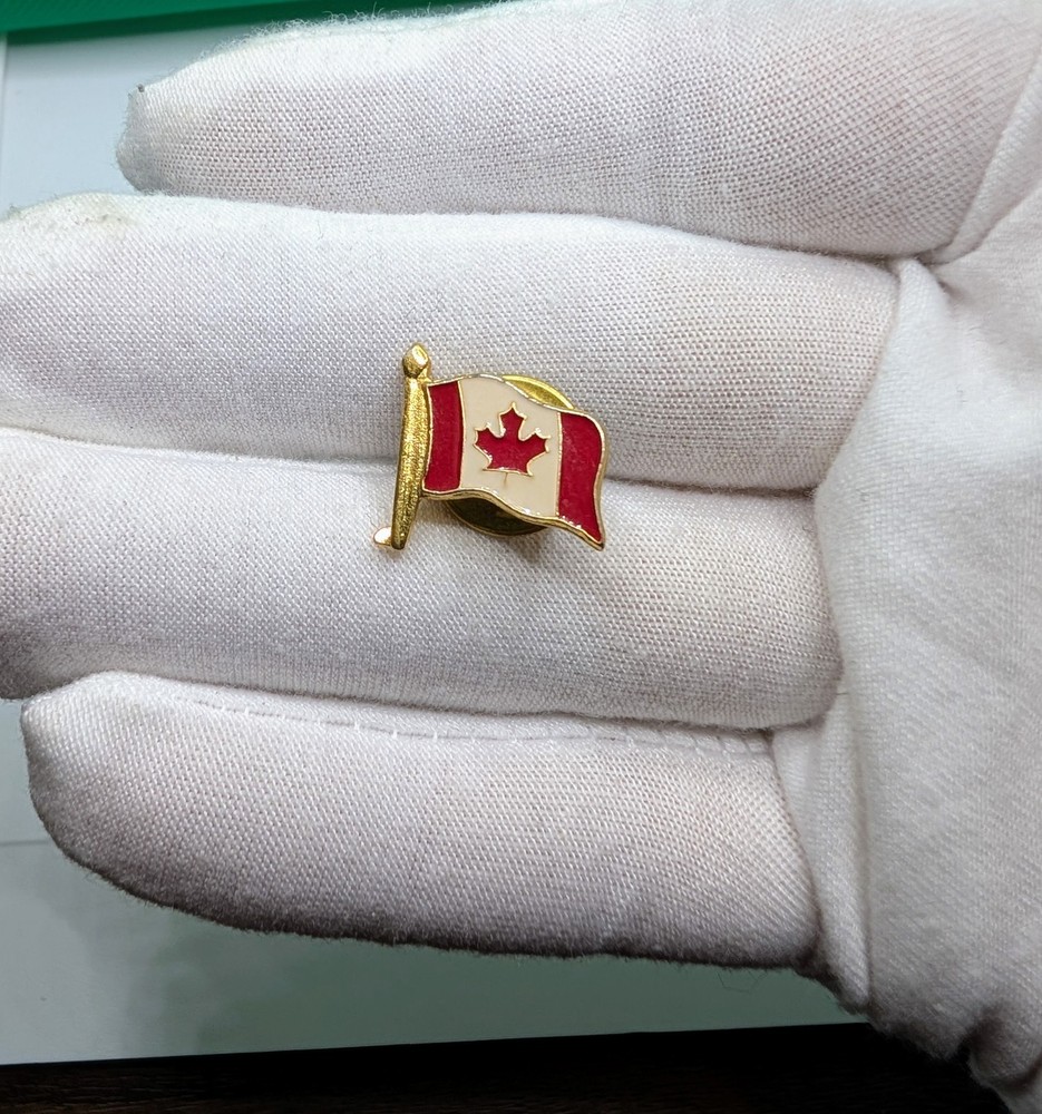 Canada Canadian National Flag Gold Tone Enamel Travel Souvenir Lapel Pin