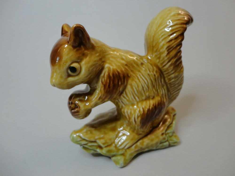 Ceramic Squirrel Figurine Brown Holding Nut Fall Table Decor Brazil