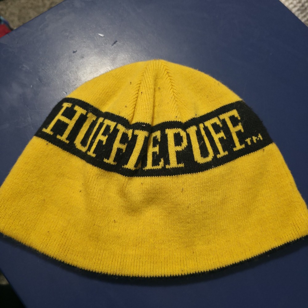 Harry Potter Reversible Hufflepuff Universal Studios Winter Cap Beanie Hat Black