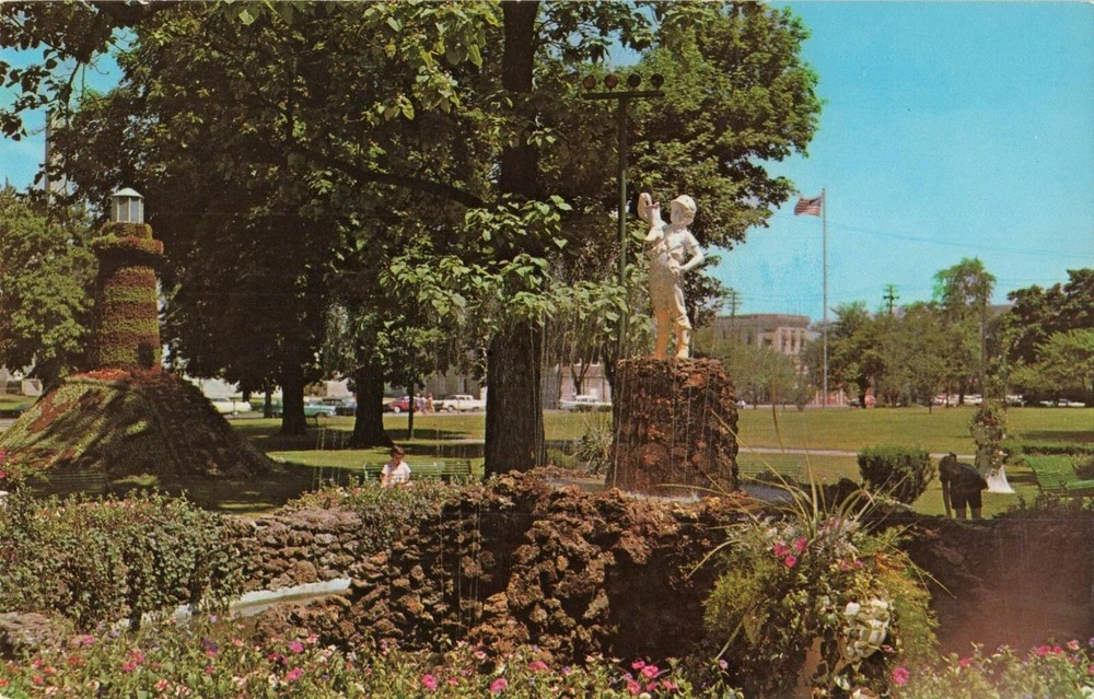 Boy-With-Boot Statue - Washington Park Sandusky Ohio OH - Postcard