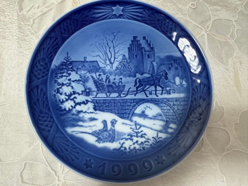 Royal Copenhagen 1999 Christmas Plate Winter Scene Blue Collectible New