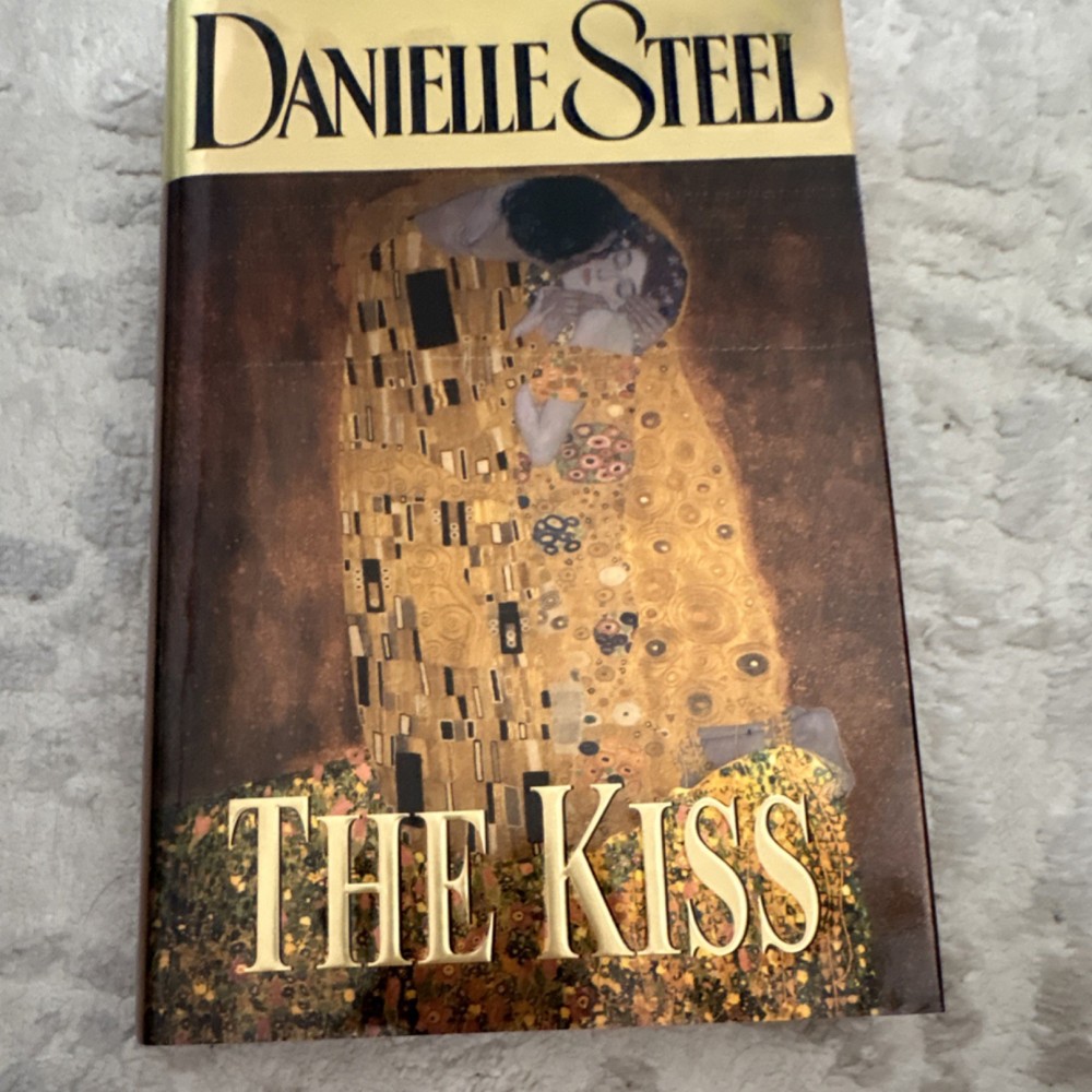 Danielle Steel The Kiss Hardcover Novel w/ Dust Jacket Delacorte Press Romance