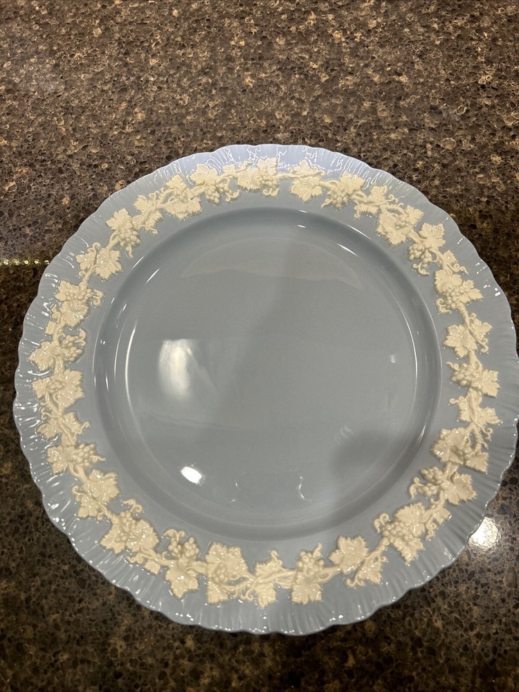 Wedgwood Cream on Lavender 10 Inch Shell Edge Dinner Plate