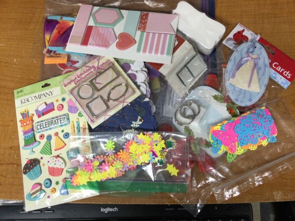 Álbum de recortes mezcla surtida de adornos, etiquetas, tarjetas de lugar, etc.