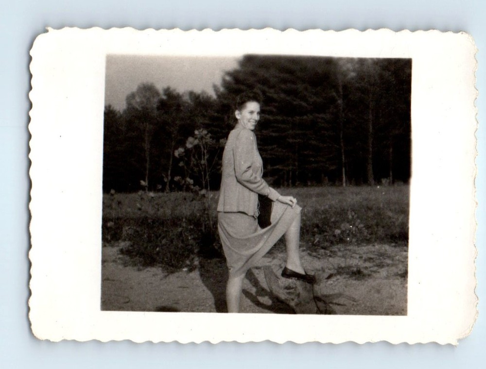 Old Vintage Photo SOLO LEGGY WOMAN IN FIELD SHOWING OFF SEXY LEGS PINUP PIC