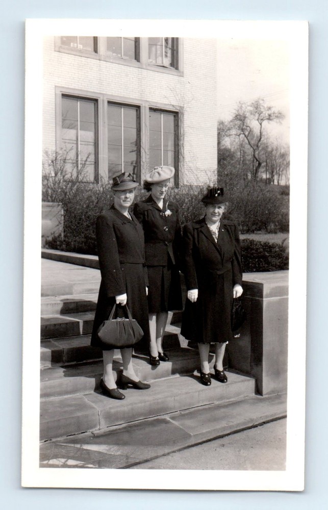 Old Vintage Photo TRIO WOMEN THREE GRACES 1943 ANTIQUE SNAPSHOT PHOTOGRAPH