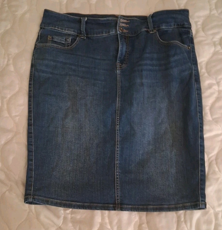 Torrid Women's Blue Denim Jean Skirt Premium Size 16 Knee Length Button Fly
