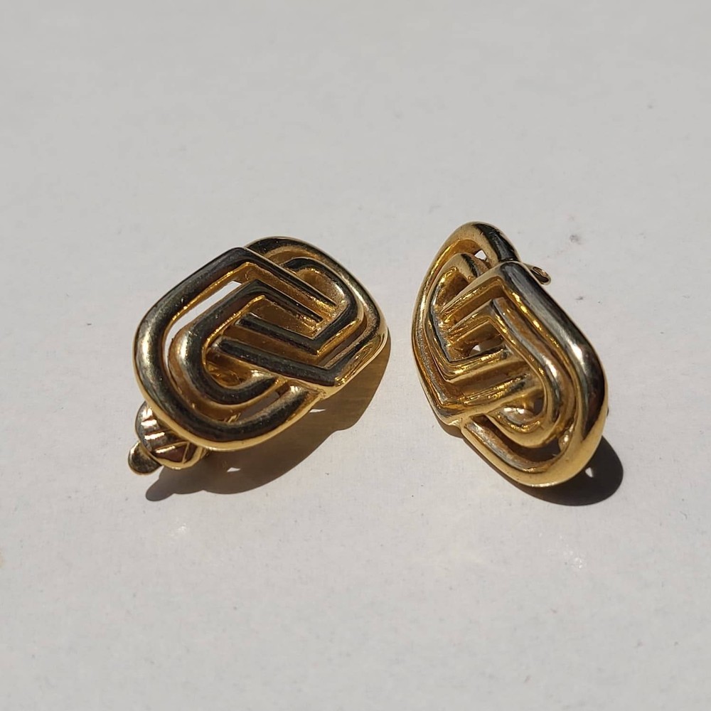 Vintage Trifari Gold Tone Clip On Earrings Geometric Interlocking Loop Gold