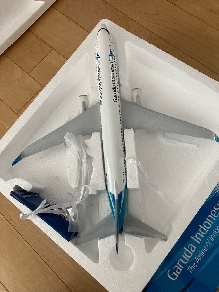 Garuda Indonesia aircraft model 1/100 scale B737-800NG #f0e7ab