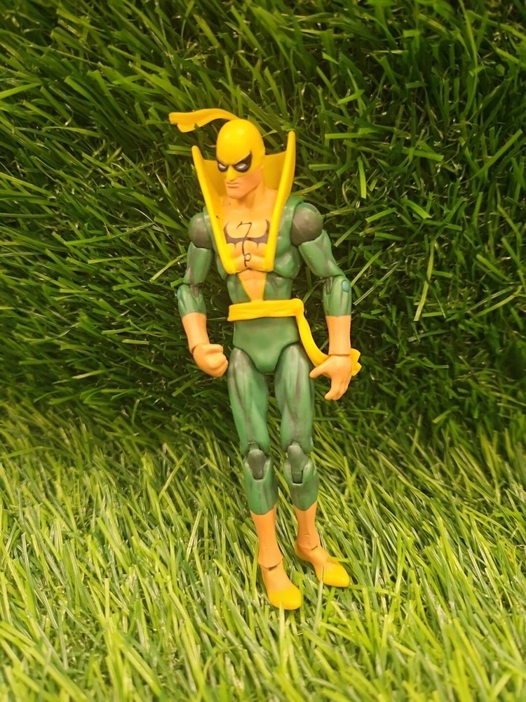 Marvel Iron Fist 3.75-Inch Classic Suit Action Figure Greatest Battles Comic Pack