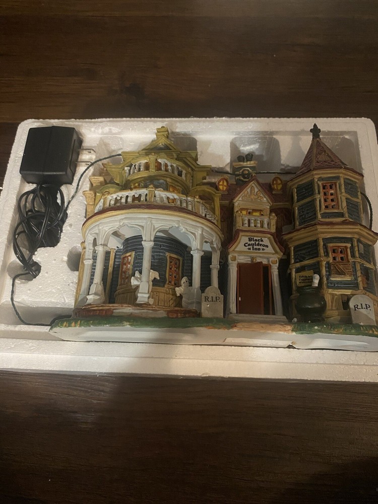 2002 Lemax Spooky Town Black Cauldron Inn Halloween Porcelain Lighted Display