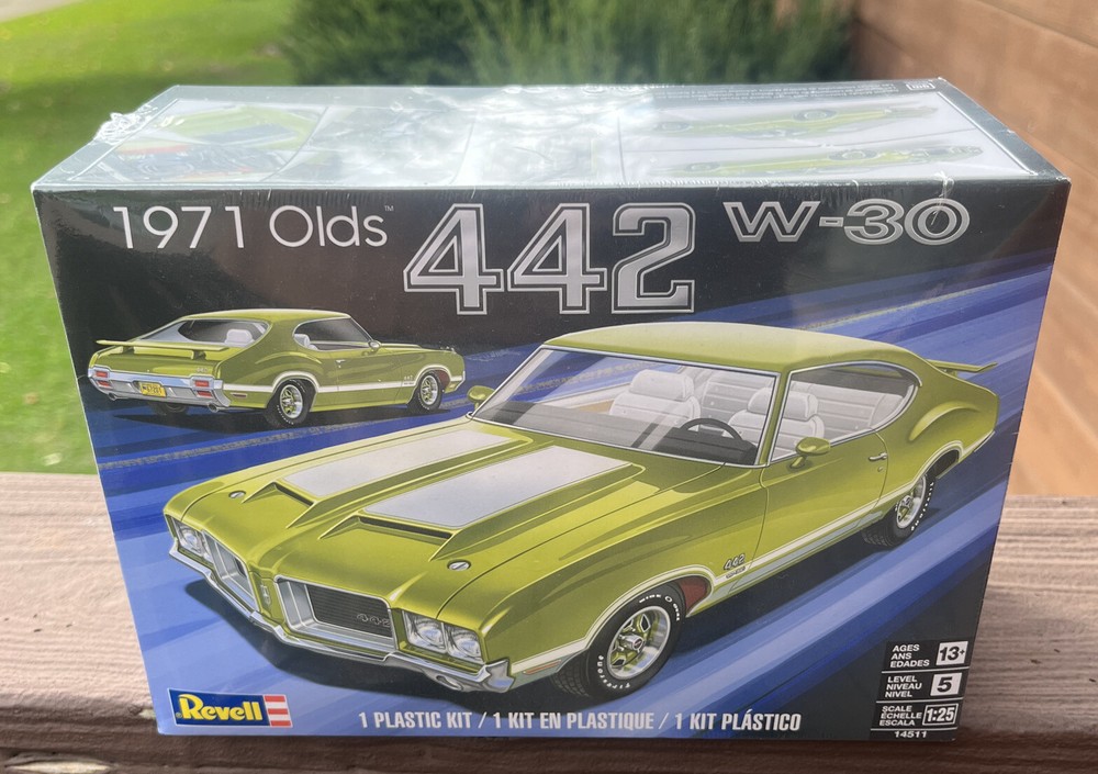 Revell 1971 Oldsmobile 442 W-30 Olds 1:25 scale model car kit 14511