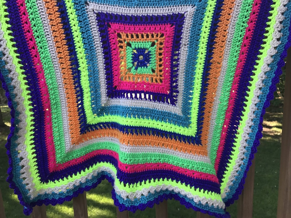 NUEVO Ganchillo a mano bebé manta/regazo afgano-niña NIÑO COLORES NEÓN ABUELA-REGALO DUCHA-image