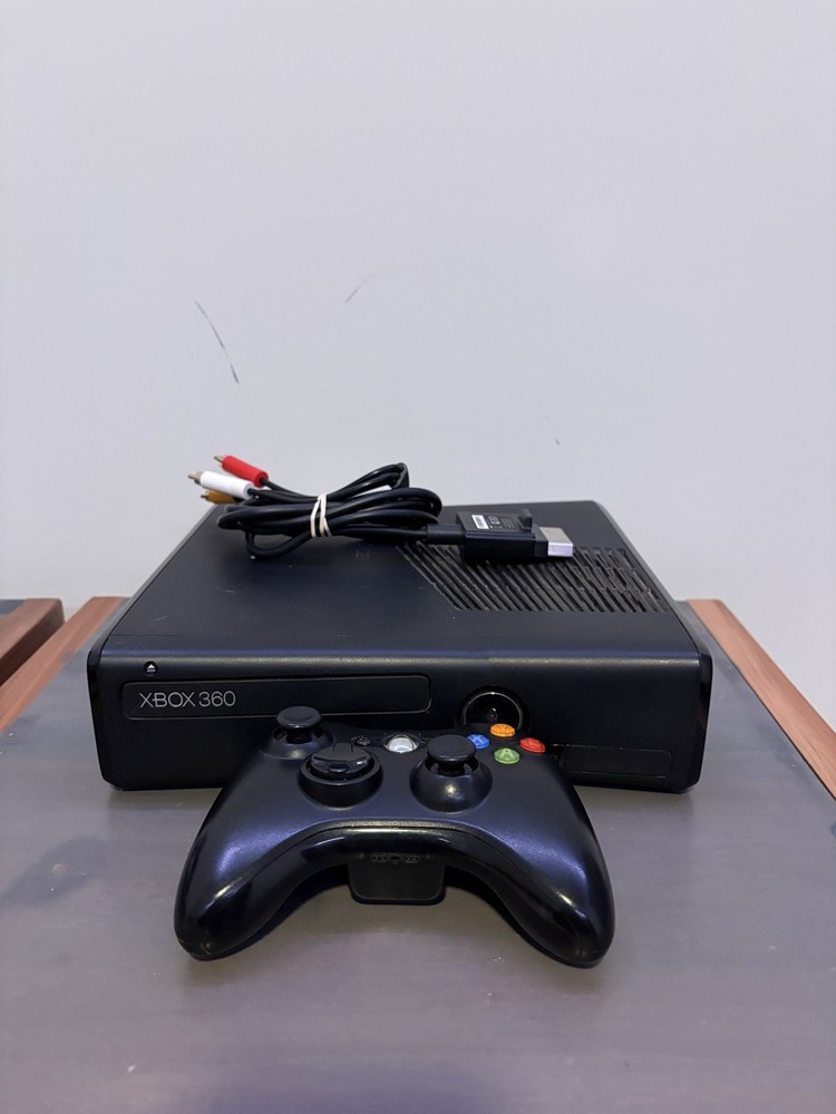 Microsoft Xbox 360 S Black Console/Cords + Controller