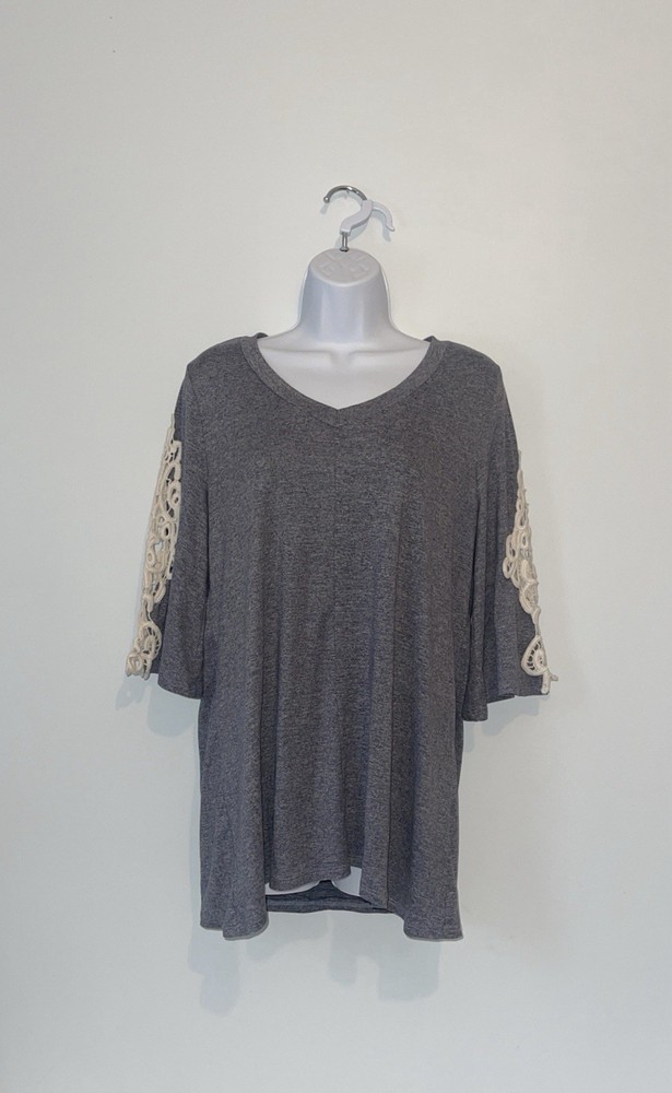 Women’s Reborn J Top Size Medium Gray V Neck Flowy White Lace 3/4 Sleeve Blouse