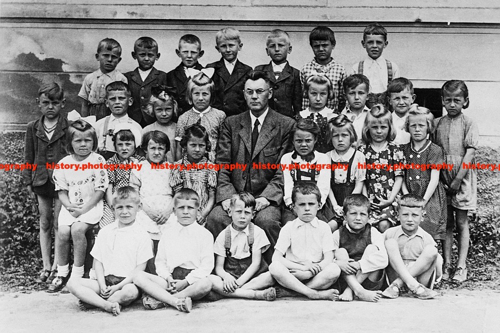 F023496 Group photo of pupils and teacher Lidice Czech Republic 1942