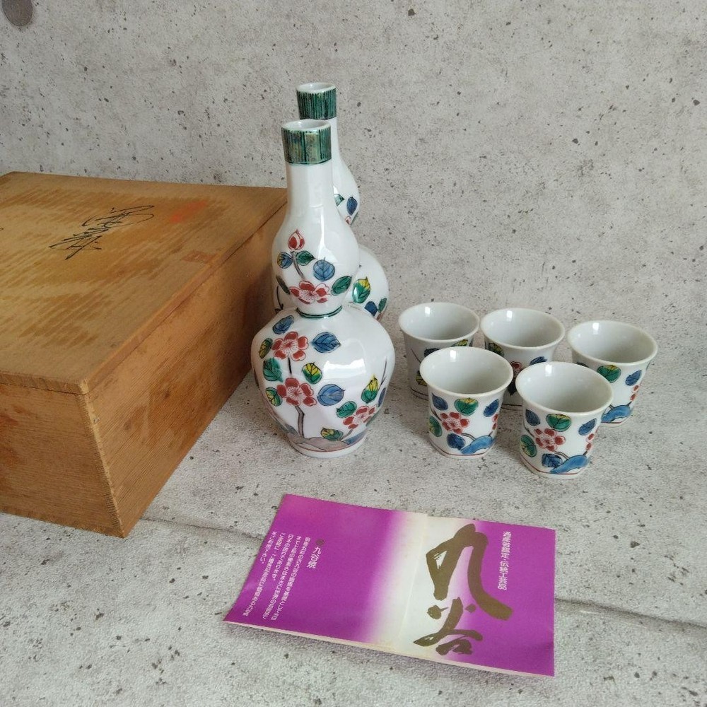 Kutani Ware Sake Set Floral Pattern 2 Bottles 5 Cups Box