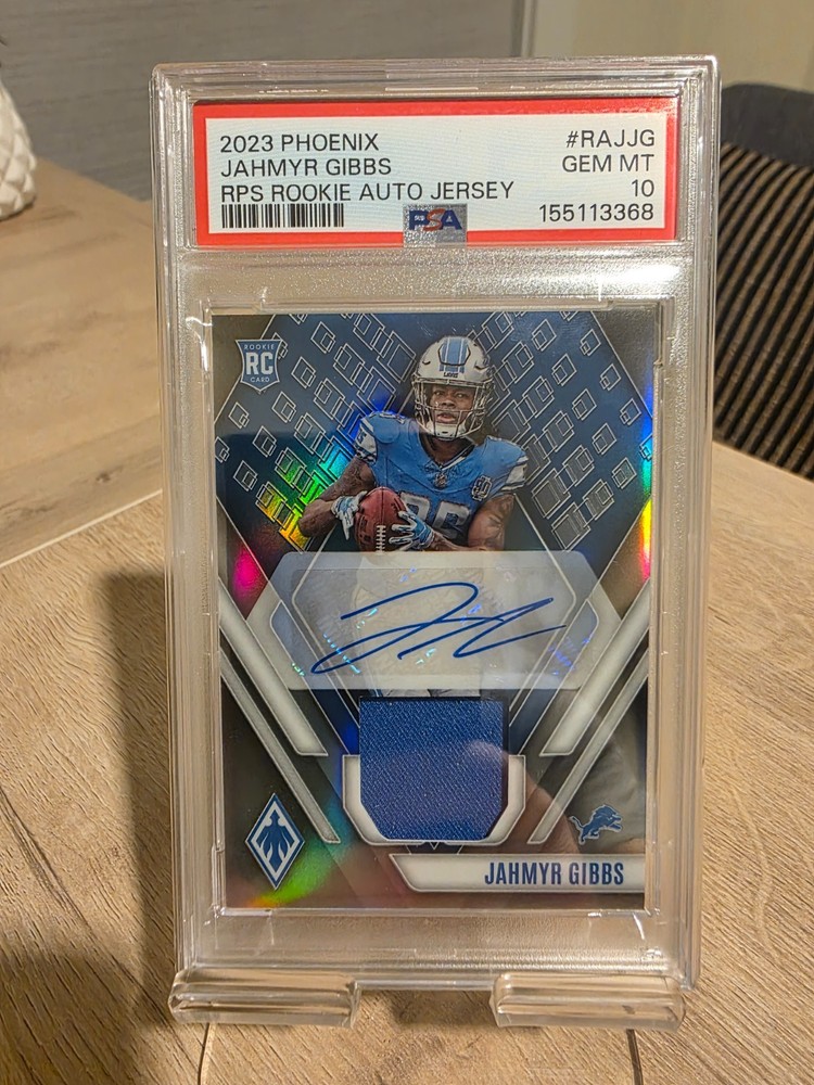 2023 Panini Phoenix RPS Rookie Auto Jersey /99 PSA 10 Jahmyr Gibbs #RAJJG